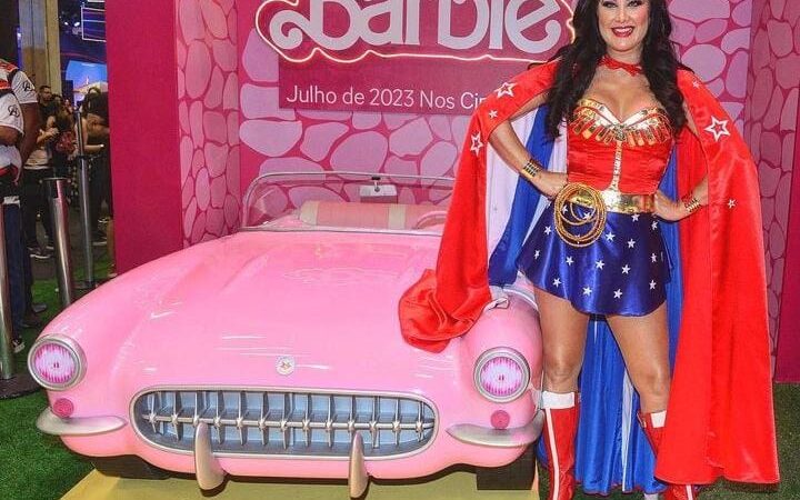 Mulher-Maravilha Helen Ganzarolli no universo Barbie do CCXP22