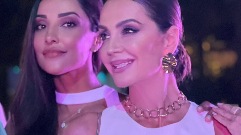 Claudia Métne comemora a ano novo com familia e a modelo internacional Juliana Moreira