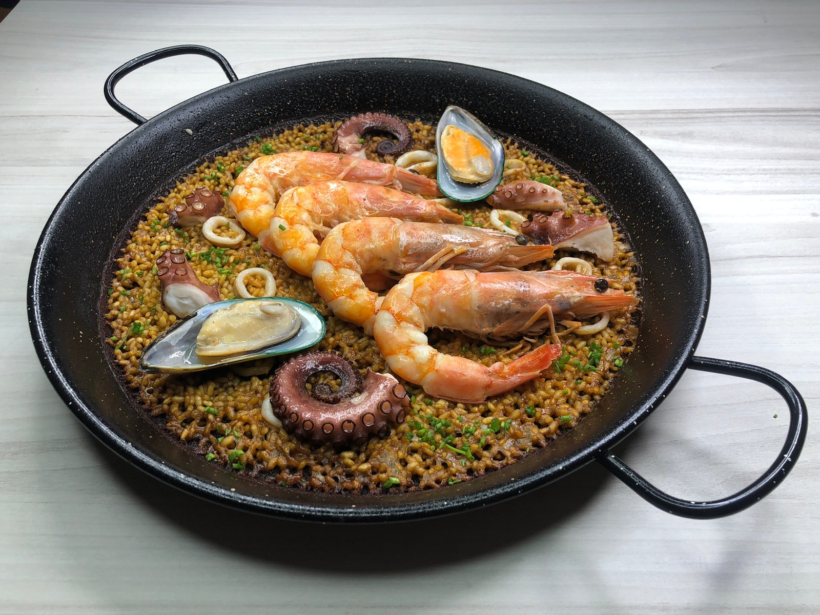 Boa pedida para esse verão com a Paella Espanhola na Bottega Del Mare