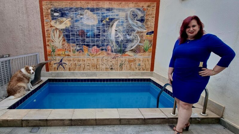 Teresa Kodama idealiza um painel de azulejos para a piscina com motivos marinhos