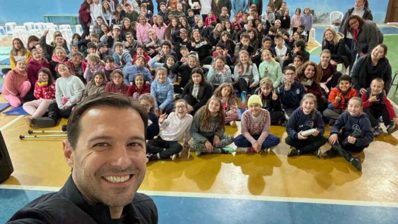 “O bem-receber é fundamental para o turismo de Gramado”, destaca Eduardo Zorzanello durante palestra em escola do município