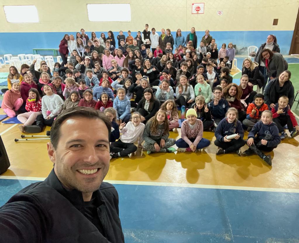 “O bem-receber é fundamental para o turismo de Gramado”, destaca Eduardo Zorzanello durante palestra em escola do município