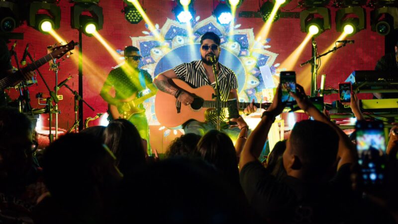 Leone Rosa cantando e encantando os corações dos amantes do arrocha pelo Brasil afora