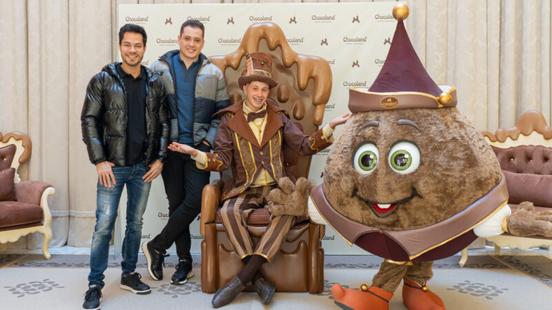 Chocoland recebe ilusionistas Henry e Klauss durante temporada em Gramado