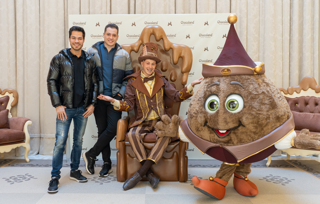 Chocoland recebe ilusionistas Henry e Klauss durante temporada em Gramado