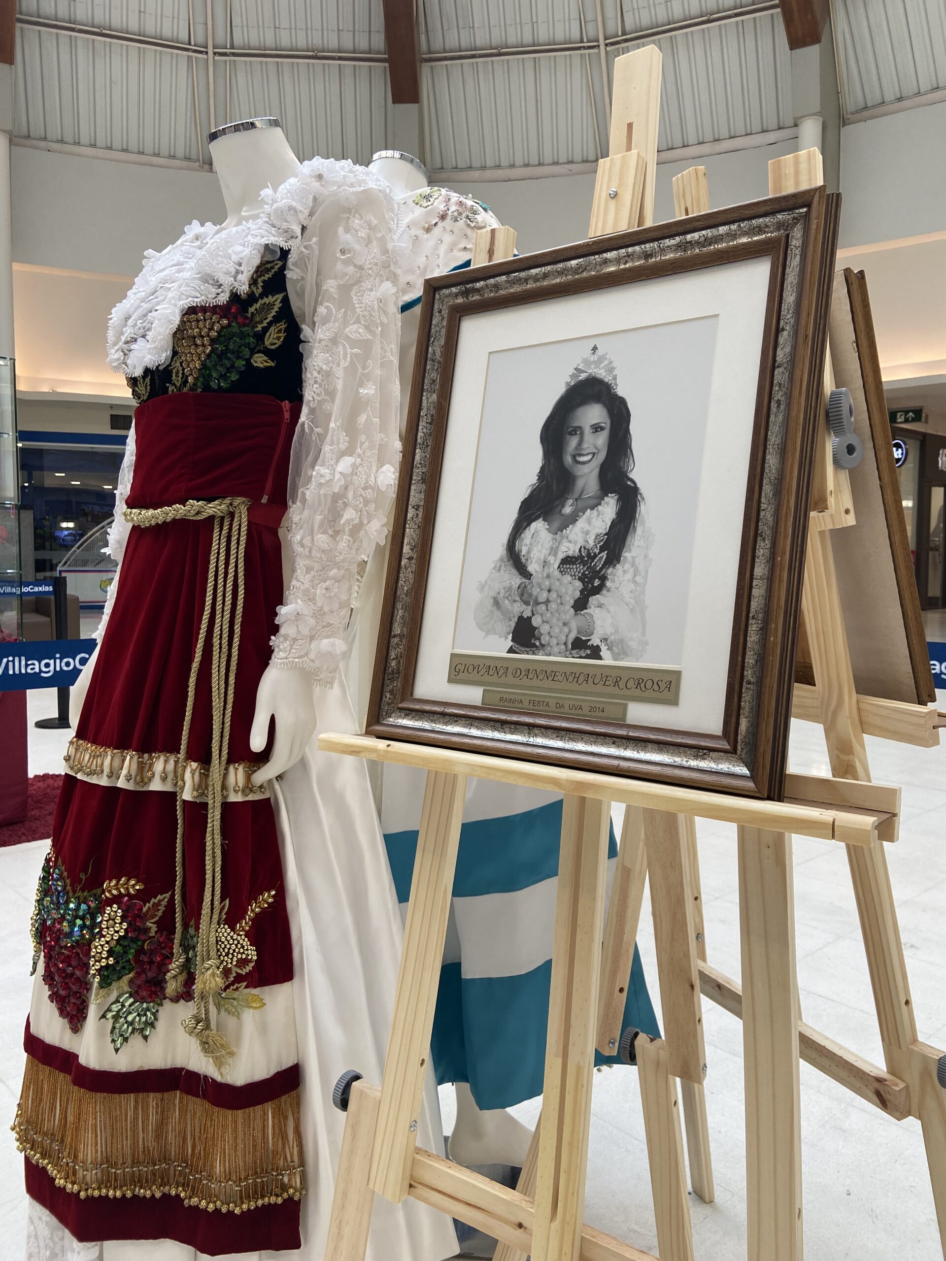 Shopping Villagio Caxias recebe exposição fotográfica das embaixatrizes da Festa da Uva