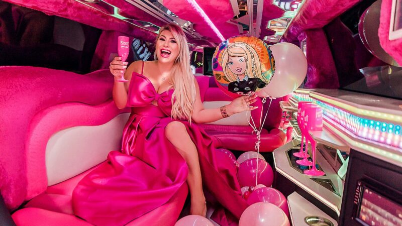 Barbie Gaúcha Letícia Swarovski chega de limousine pink em festa de aniversário