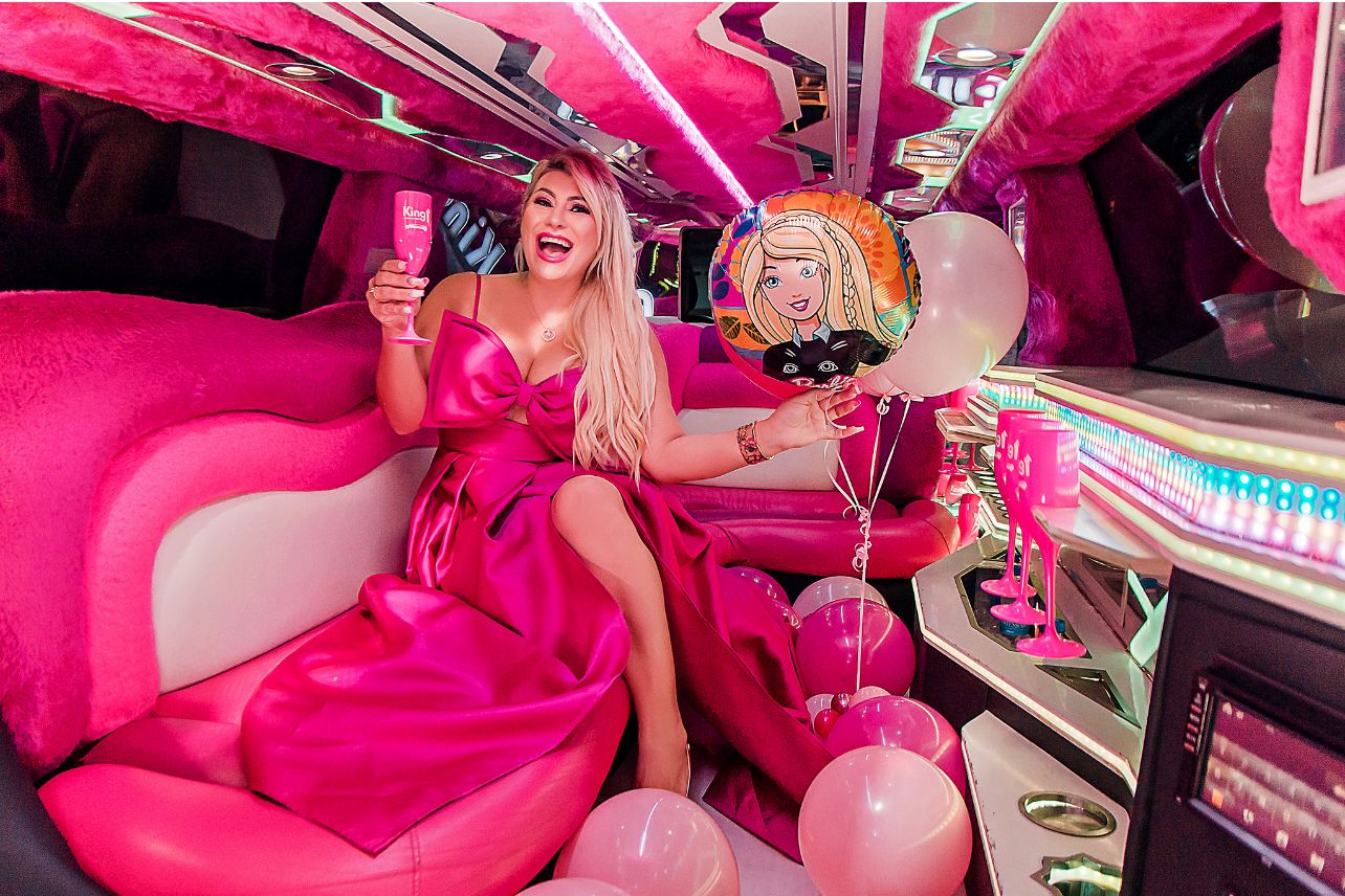 Barbie Gaúcha Letícia Swarovski chega de limousine pink em festa de aniversário