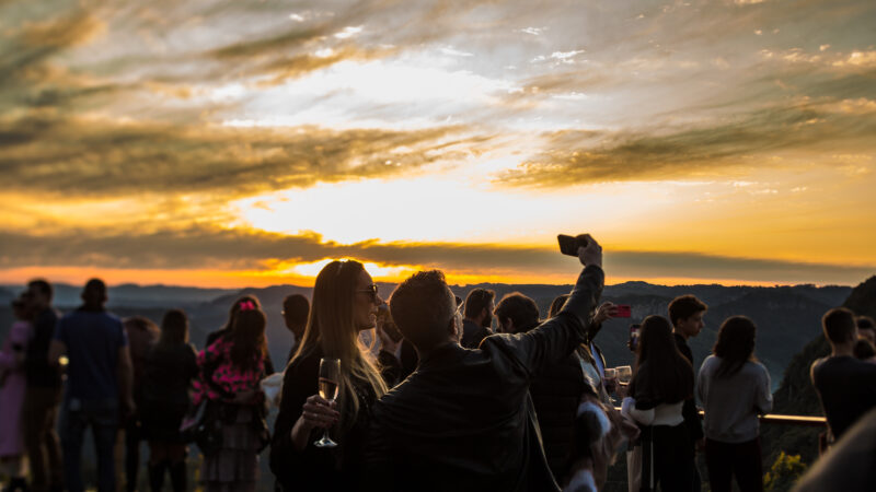 DJ´s do cenário musical do Sul do Brasil são atrações do Sunset das Estrelas Winter 2023 no Olivas de Gramado