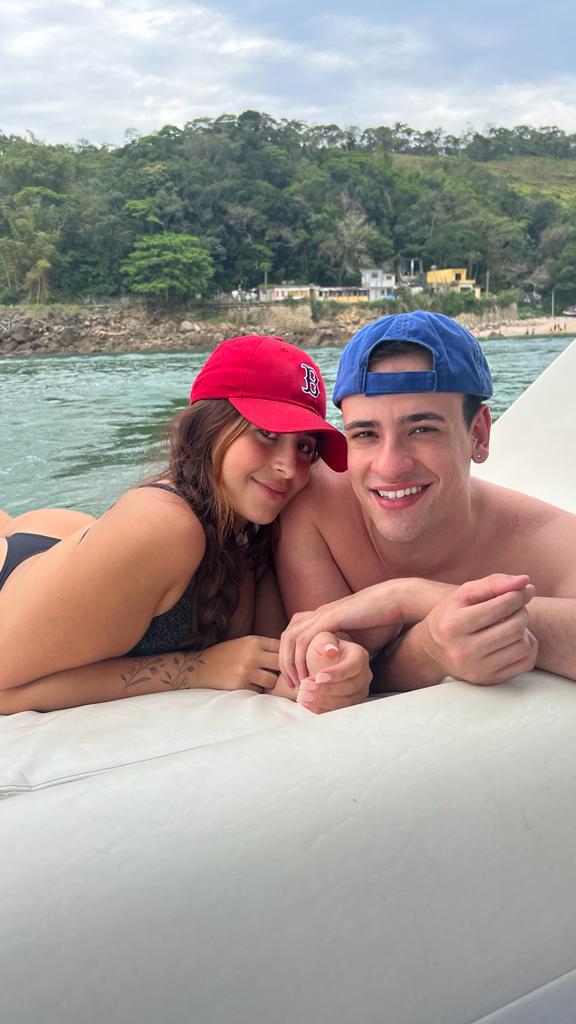 Influencer Larissa Marinho passou o feriado com o namorado Gabriel Hudson na praia da Enseada 