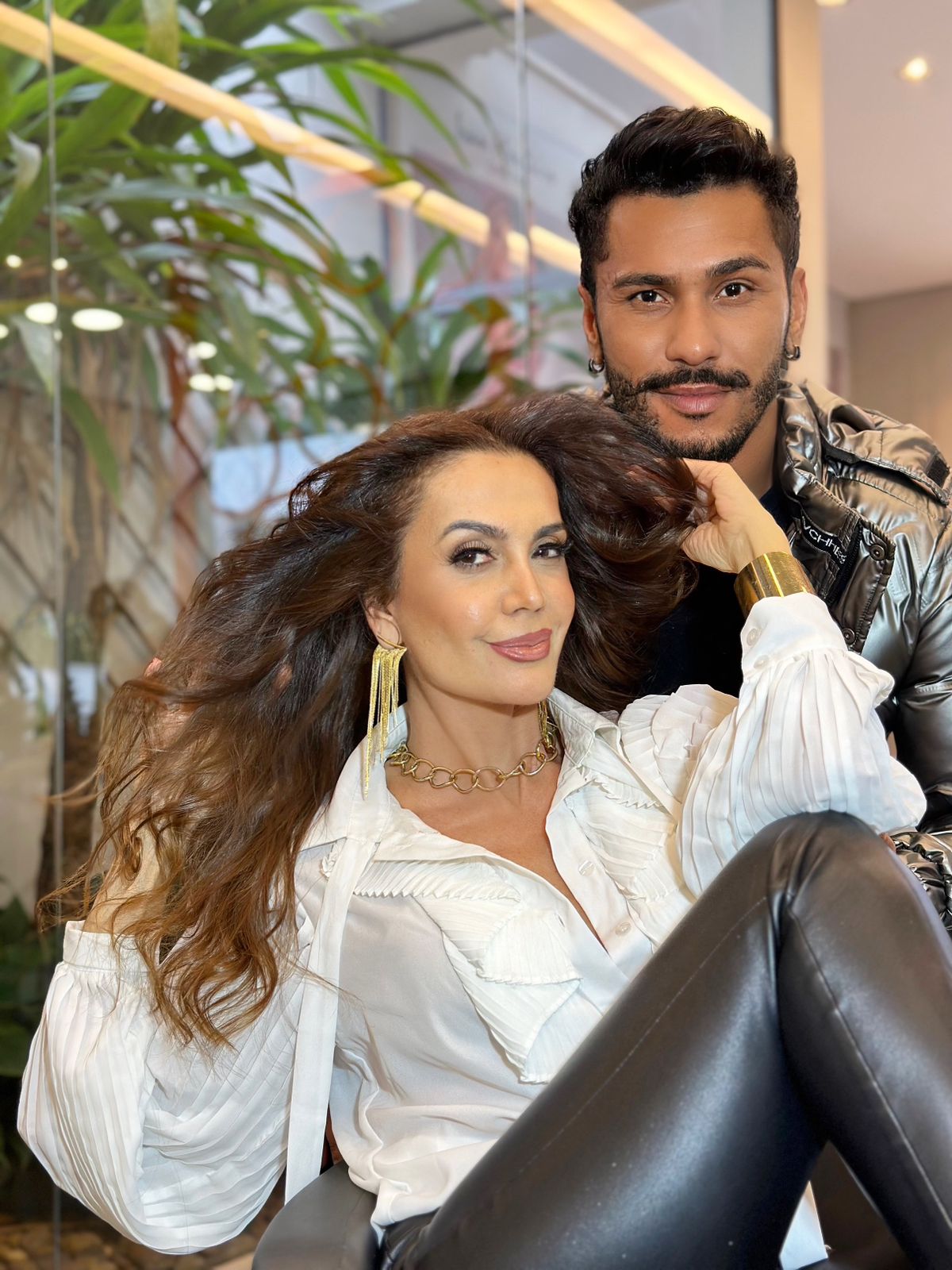 Hair stylist Marcos Gaspar assina produção arrasadora de Claudia Métne