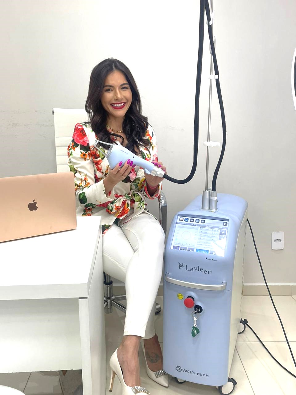 Influencer Paula Pitta tem se destacado ao apresentar a alta tecnologia sobre estética para suas seguidoras