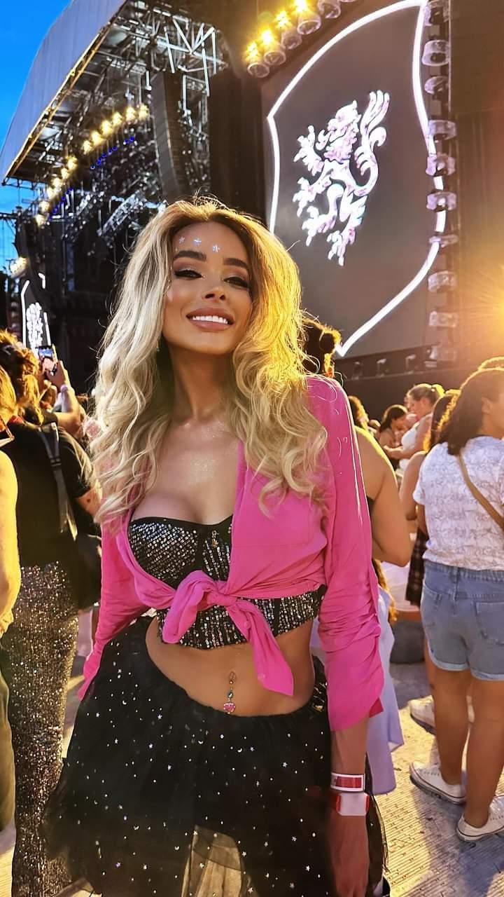 Barbie Humana Graziella Real marca presença no show do RBD