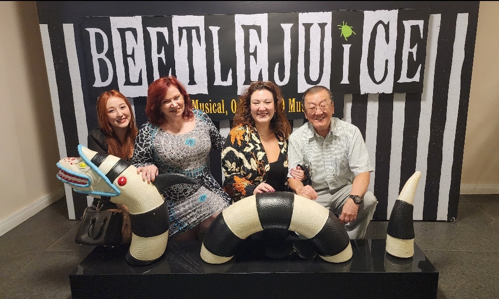 Teresa Kodama prestigiou a peça teatral “Beetlejuice – O Musical, no Teatro Liberdade