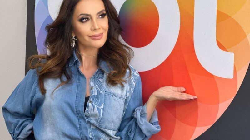 Claudia Métne celebra o Dia Mundial do Jeans no programa “Chega Mais” do SBT