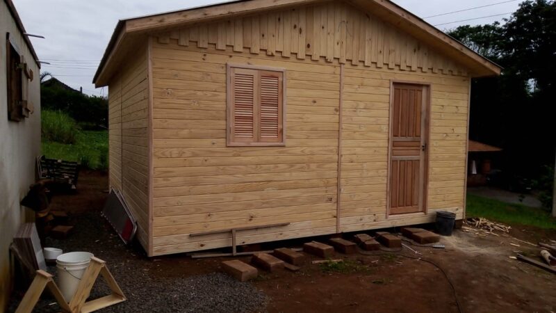 Casas que serão doadas pela Campanha Fé no Rio Grande aos municípios atingidos pelas enchentes começam a ser produzidas