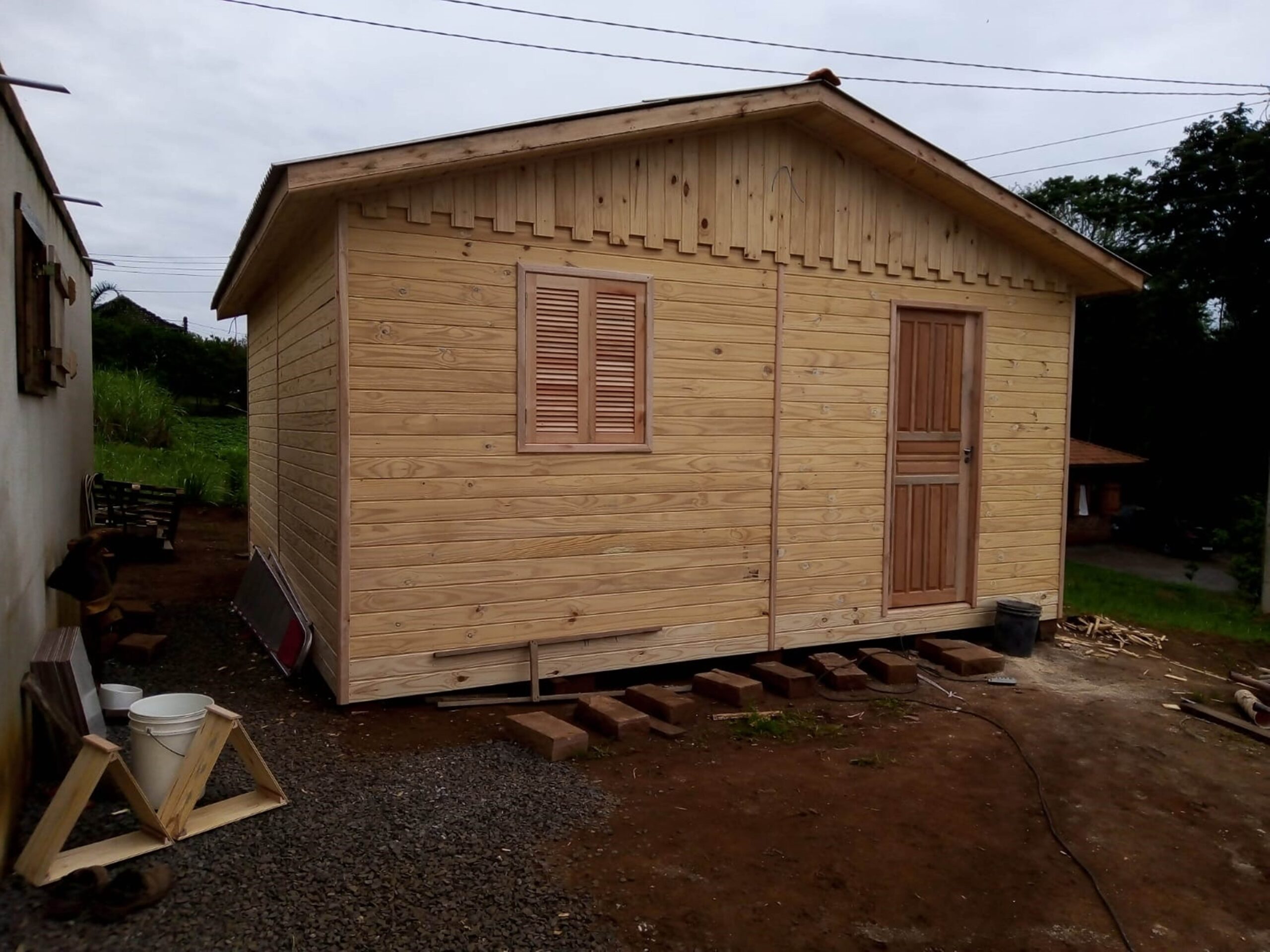 Casas que serão doadas pela Campanha Fé no Rio Grande aos municípios atingidos pelas enchentes começam a ser produzidas