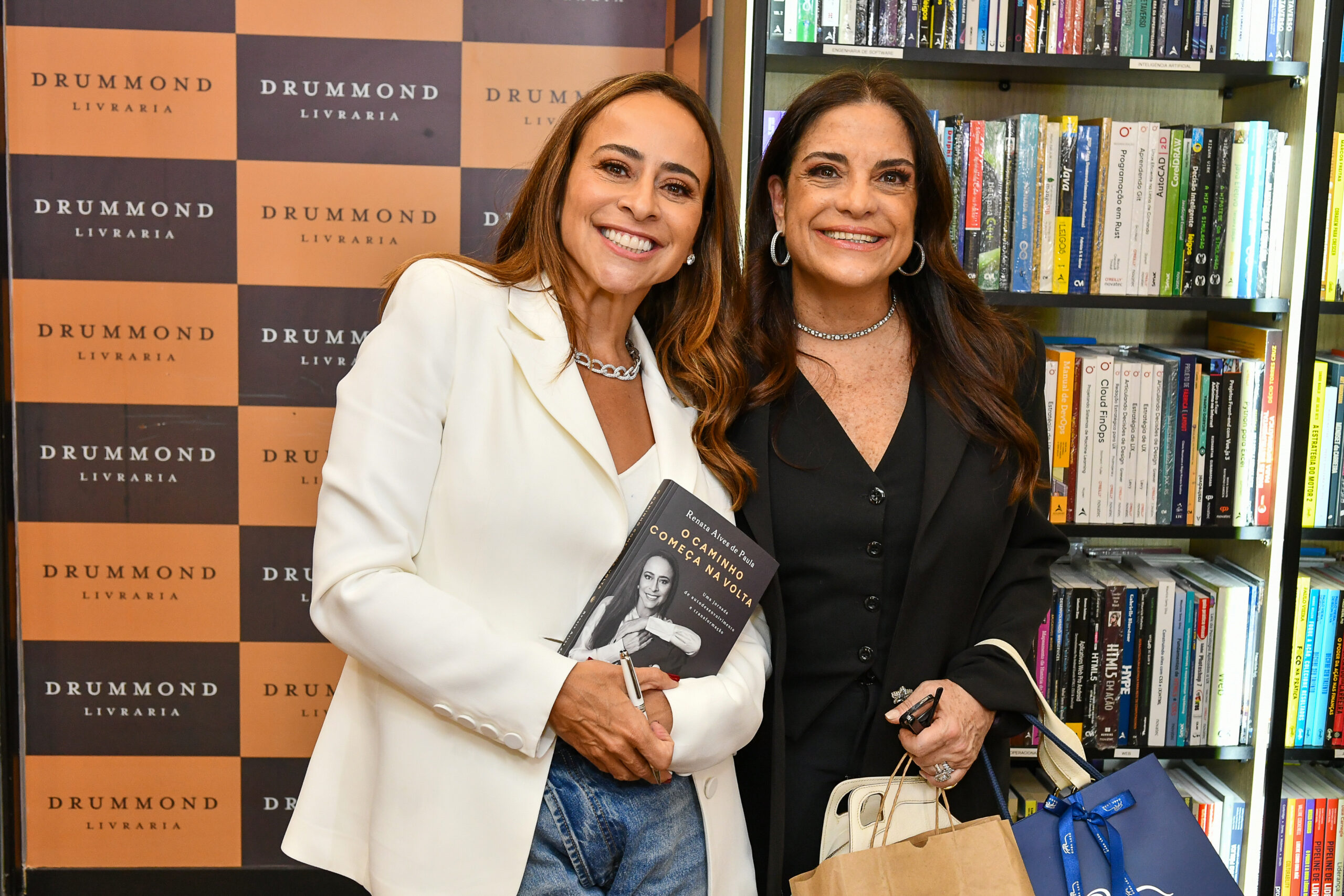 Lydia Sayeg comparece ao lançamento do livro “O Caminho começa na Volta” da empresária Renata de Paula