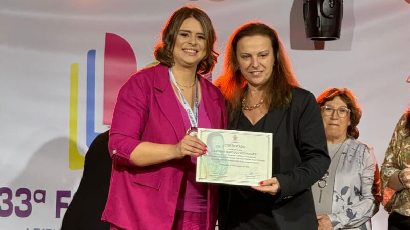 Escritora caxiense recebe premiação em Farroupilha