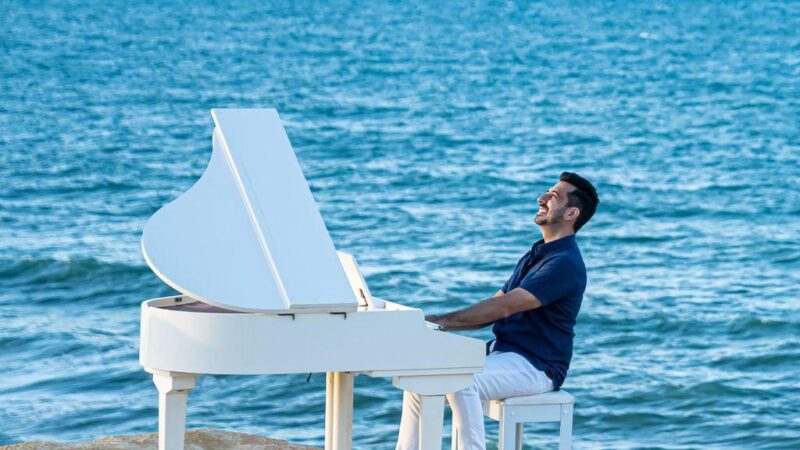 Criatividade, negócios e música marcam a trajetória empreendedora do pianista cearense Felipe Adjafre