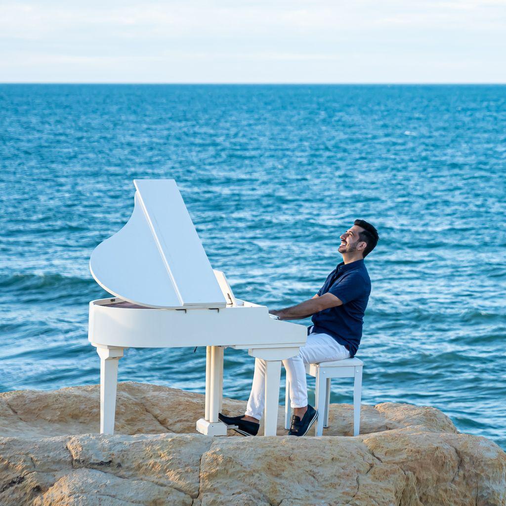 Criatividade, negócios e música marcam a trajetória empreendedora do pianista cearense Felipe Adjafre