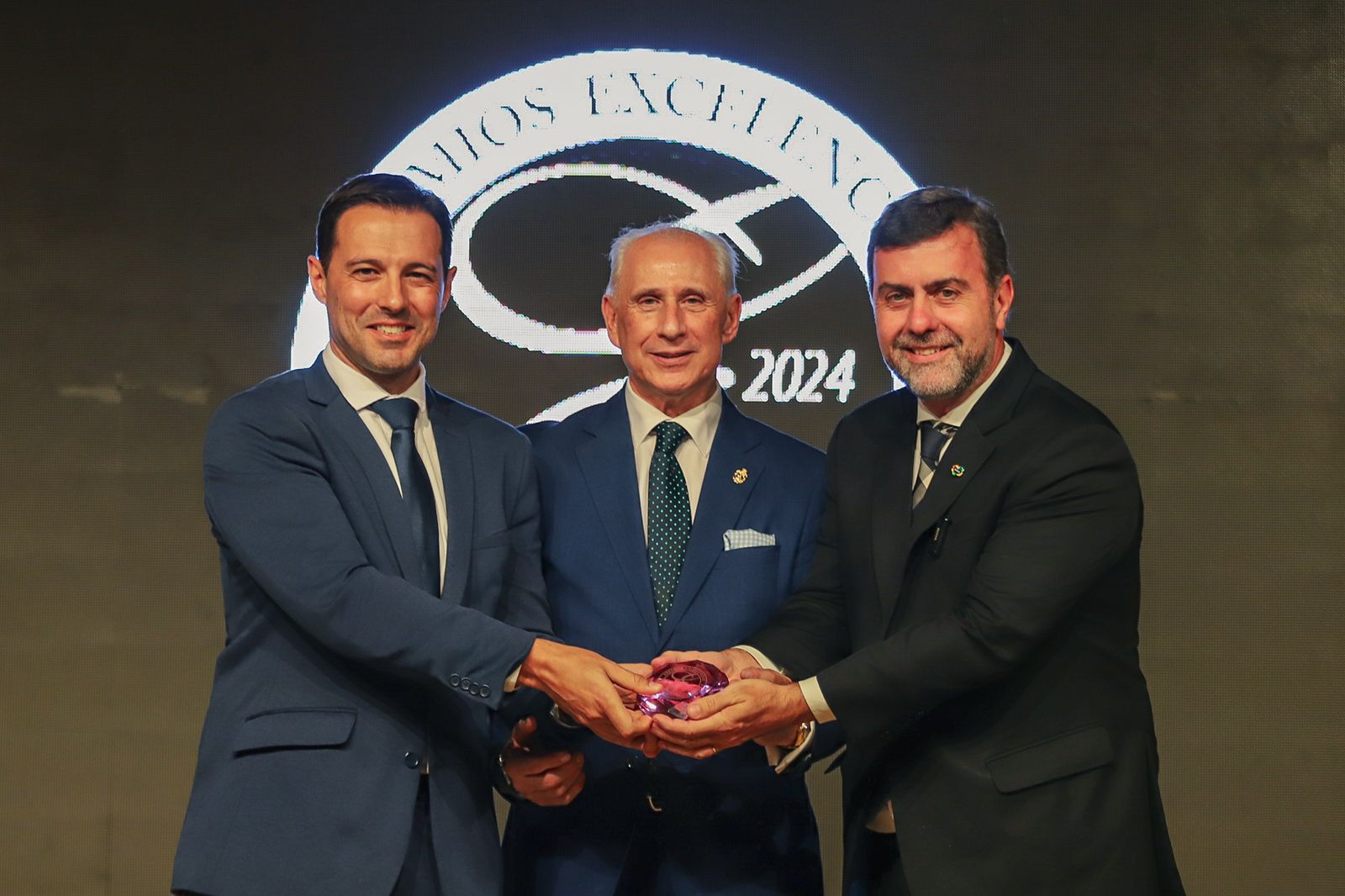 Embratur recebe troféu Silvia Zorzanello