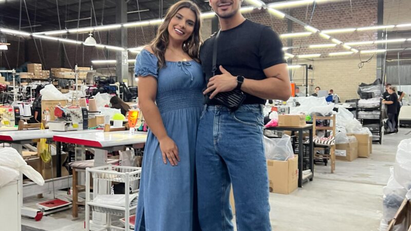 Rafael Mello semifinalista do reality Corrida das Blogueiras visita a fábrica Hellen Carolina