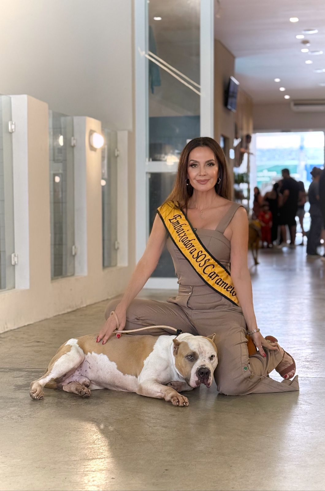 Claudia Métne embaixadora de São Paulo da Ong SOS Caramelo visita os animais para a doação