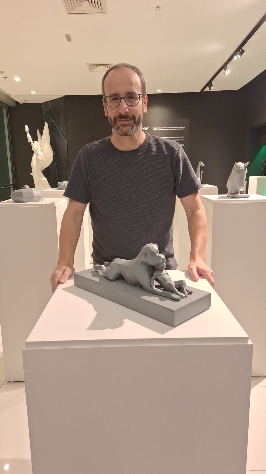 Exposição “A única luz é o amor”, de Marcos Vaandrade, estreia no Praia de Belas Shopping