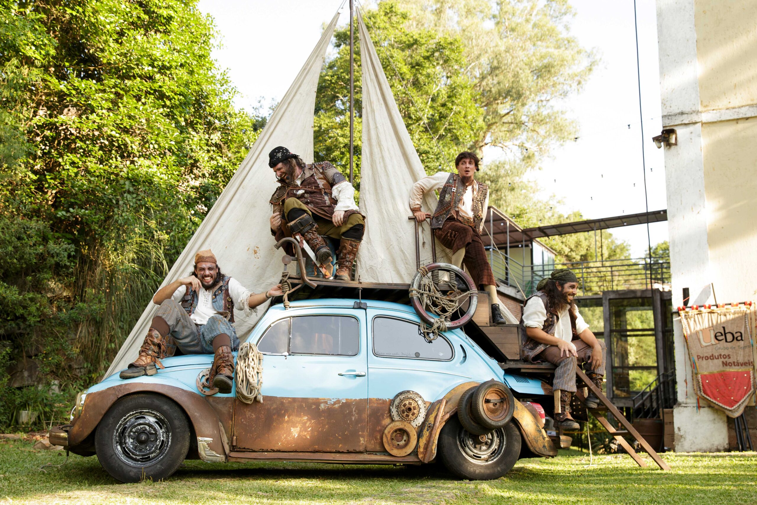 Ói Nóis Aqui Traveiz e Grupo UEBA promovem espetáculos gratuitos neste final de semana