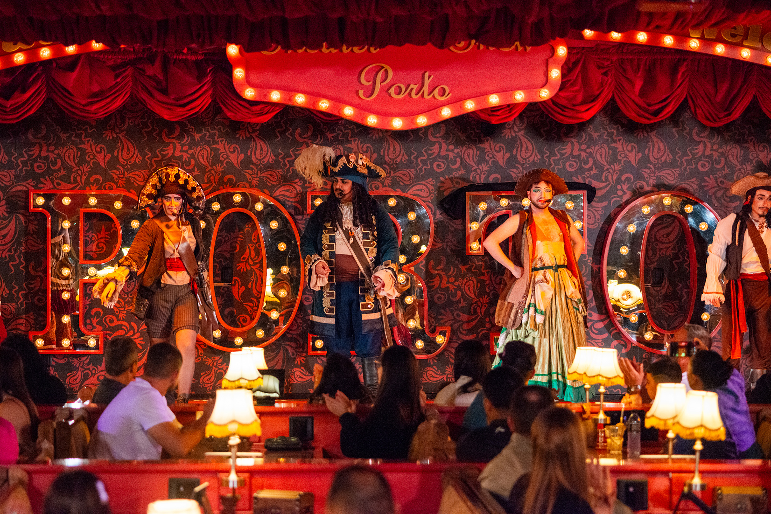 Cara de Mau apresenta espetáculo: A Tripulação