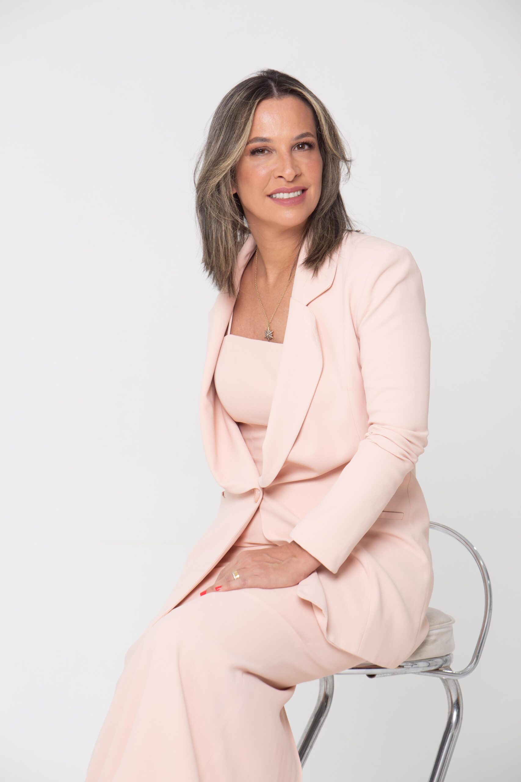 Cresce a procura por transplante de sobrancelhas e acende alerta sobre procedimentos em clínicas não médicas