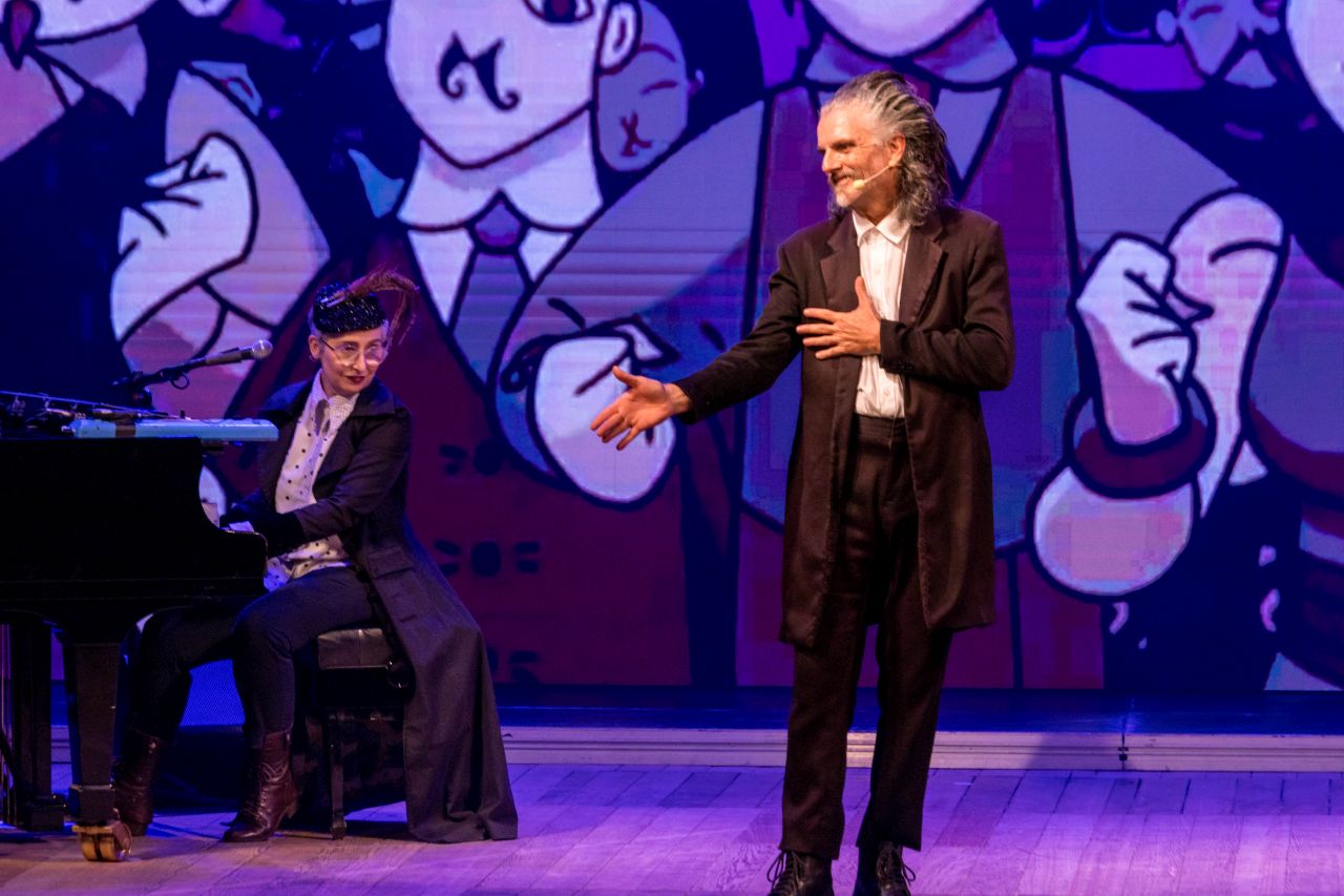 Gramado Summit promove espetáculo Sbørnia Kontr’Atracka em apresentação gratuita no Teatro Elisabeth Rosenfeld