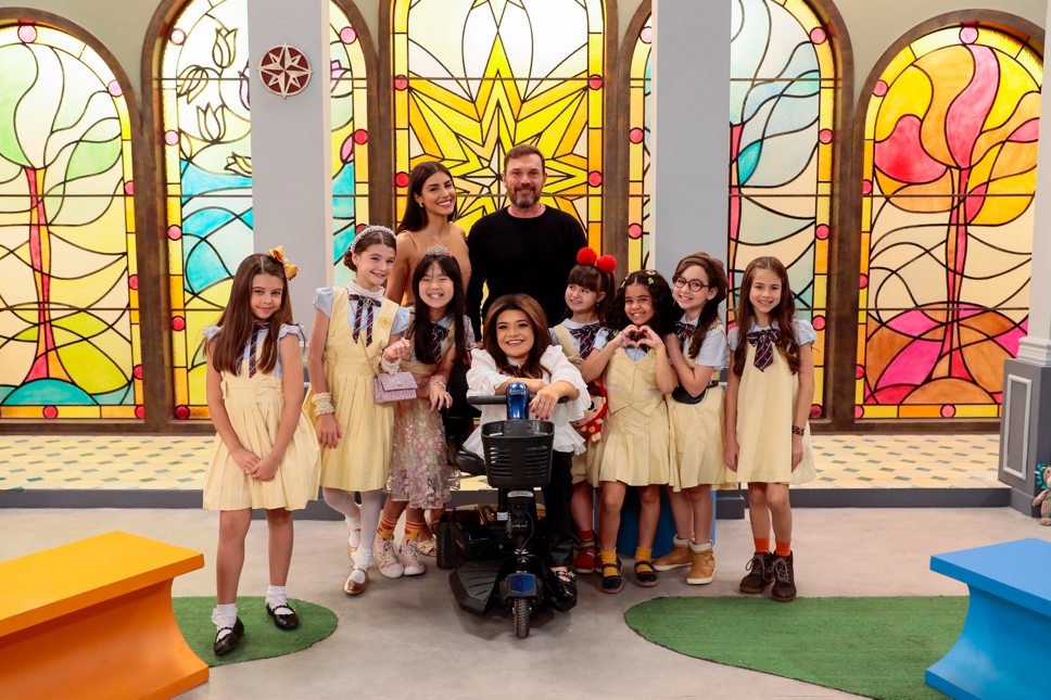 Pequena Lô estreia em novelas com participação especial em trama do SBT