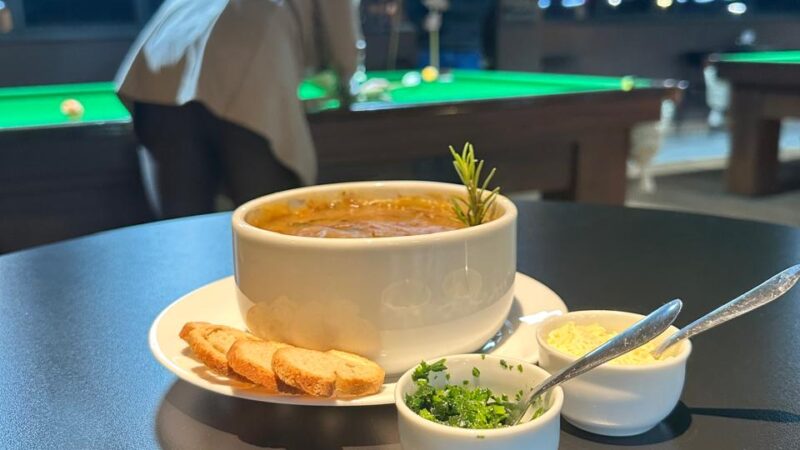 Snooker Tigre estreia cardápio de caldos e vinhos 