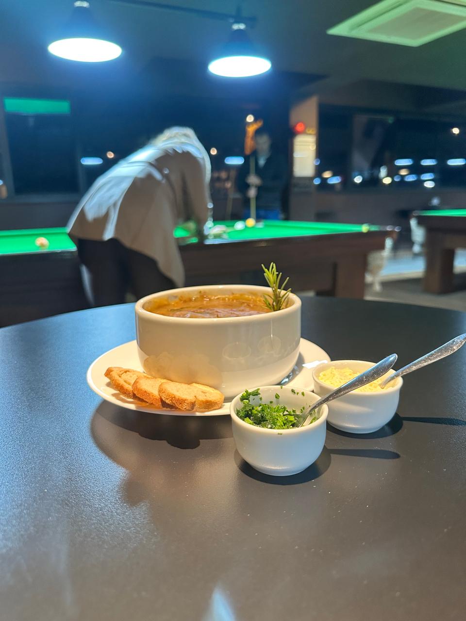 Snooker Tigre estreia cardápio de caldos e vinhos 