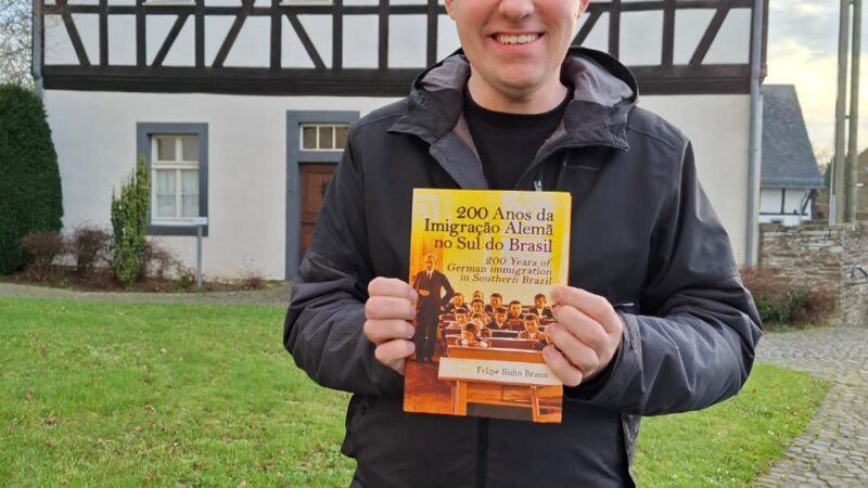 Felipe Kuhn Braun lança livro bilíngue, em Porto Alegre, sobre os 200 anos da imigração alemã no Sul do Brasil