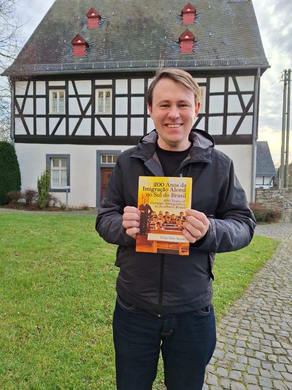 Felipe Kuhn Braun lança livro bilíngue, em Porto Alegre, sobre os 200 anos da imigração alemã no Sul do Brasil