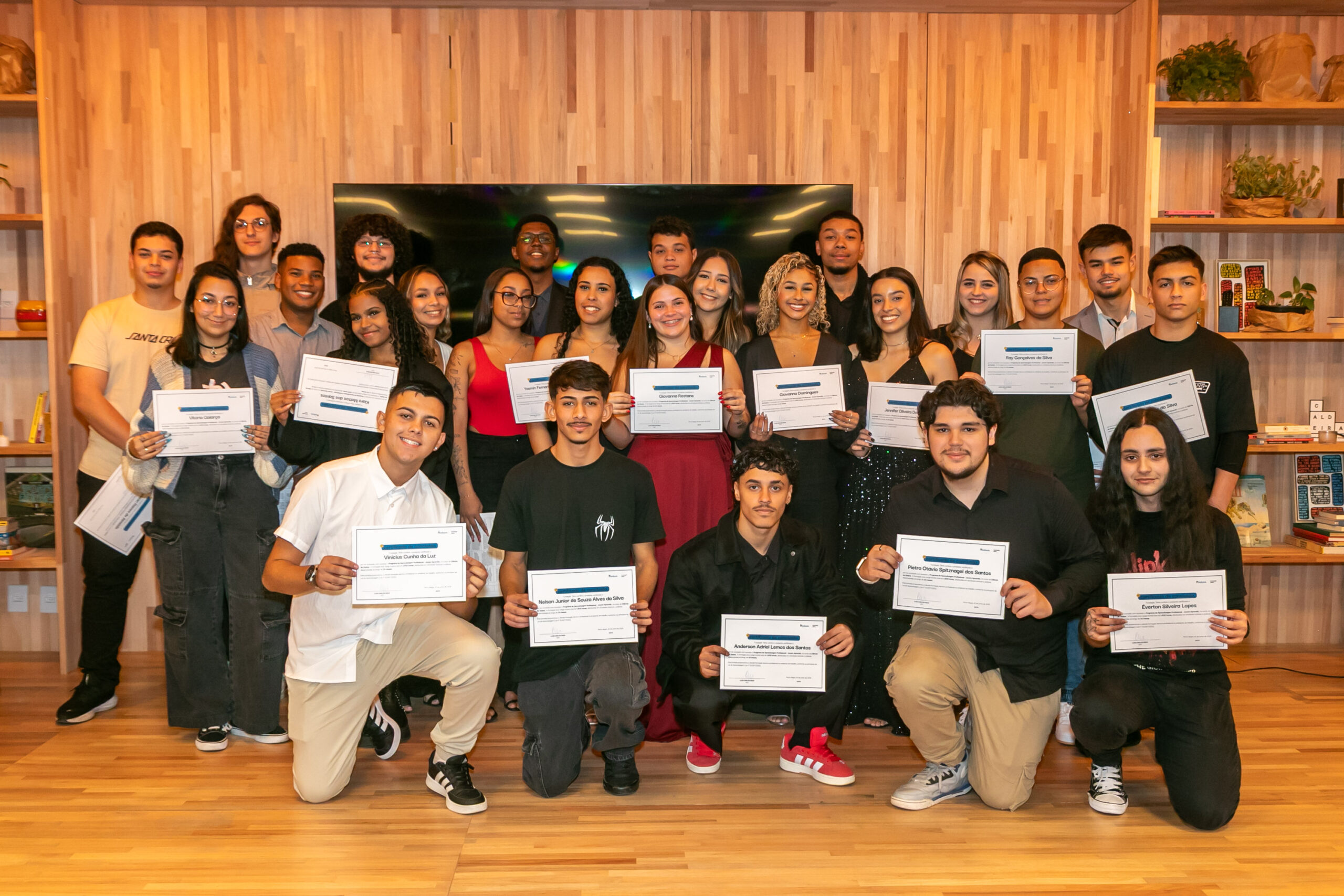 Jovens concluem curso na área de Tecnologia da Informação oferecido pela Fundação Tênis