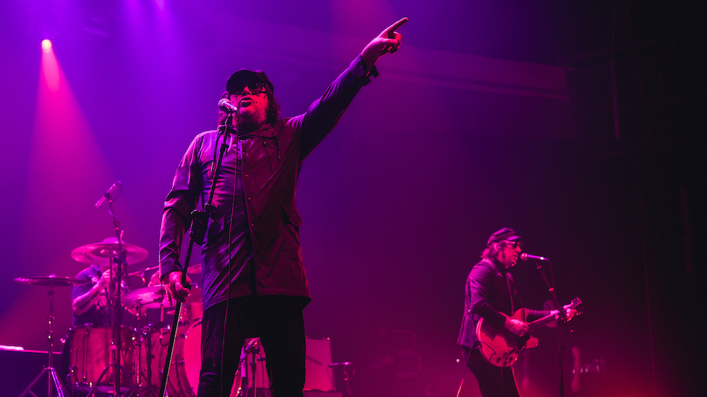 Cachorro Grande comemora 20 anos do álbum Pista Livre em show com participação de ícones do rock gaúcho