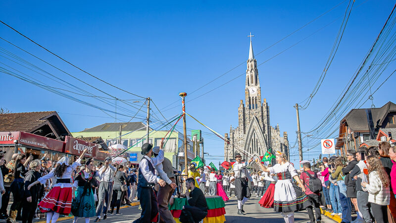 Festa Colonial vive sua semana mais simbólica com homenagens, desfile, coroação e cultura local