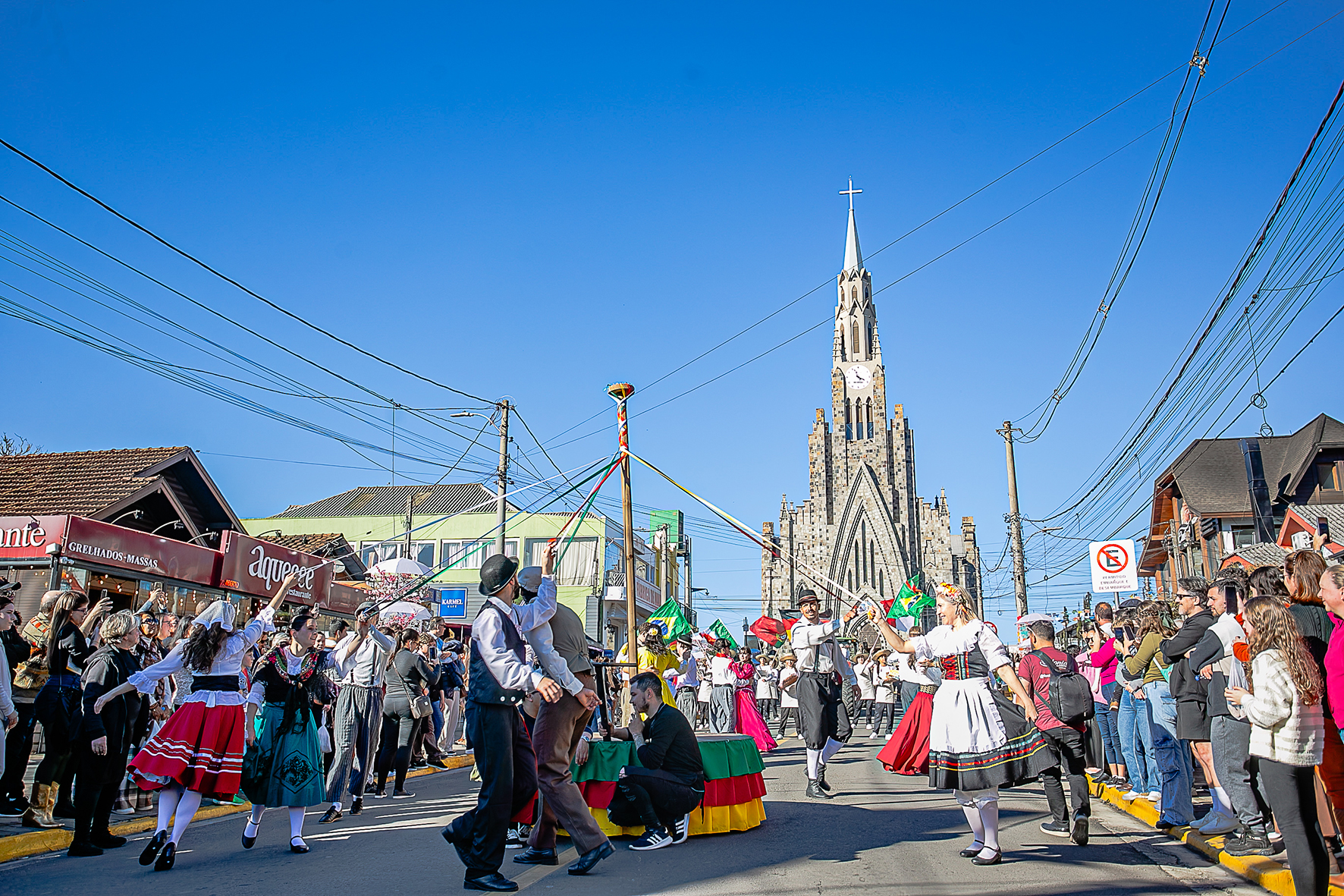 Festa Colonial vive sua semana mais simbólica com homenagens, desfile, coroação e cultura local