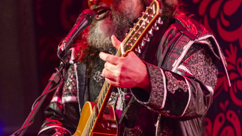 Rock, pizzas e pirataria: Cara de Mau celebra Dia Mundial do Rock