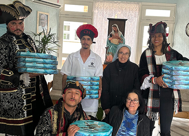 Cara de Mau comemora Dia dos Avós com muita pizza