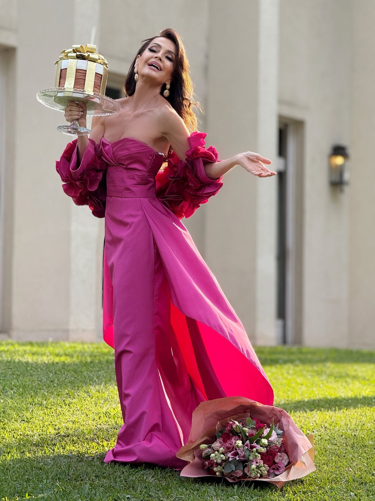 Claudia Métne celebra aniversário com elegância e estilo