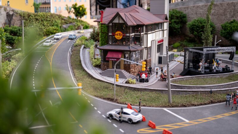 Mini Mundo e Hard Rock Cafe Gramado celebram o Dia Mundial do Rock com programação especial neste final de semana