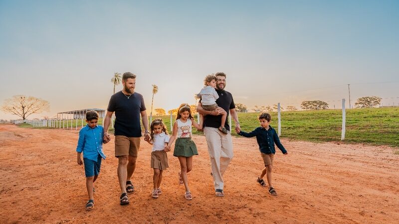 Cartago lança campanha de Dia dos Pais com dupla sertaneja Zé Neto & Cristiano