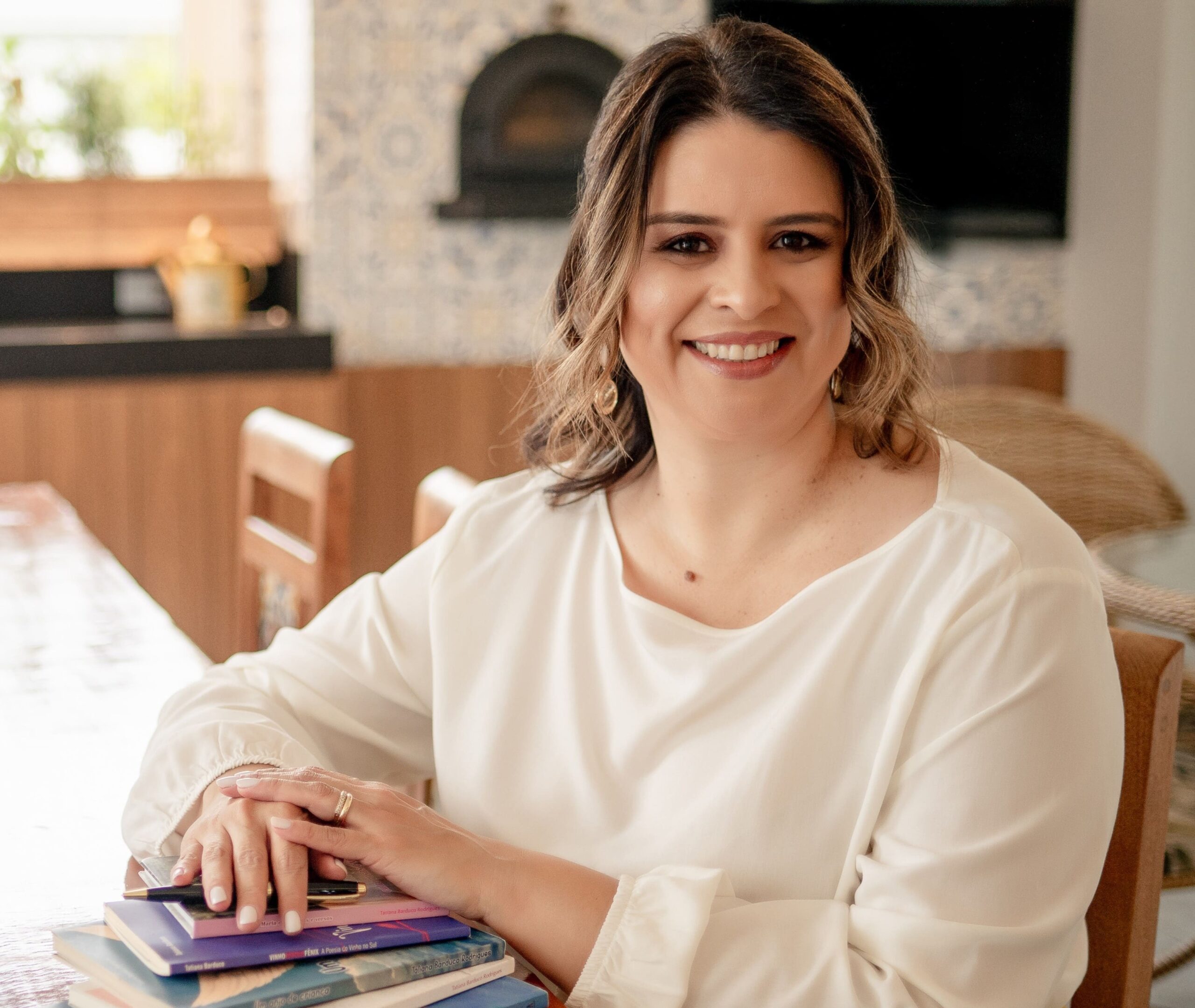 Ao fluir entre poesia e autodescoberta feminina, a escritora Tatiana Barduco lança seu sexto livro