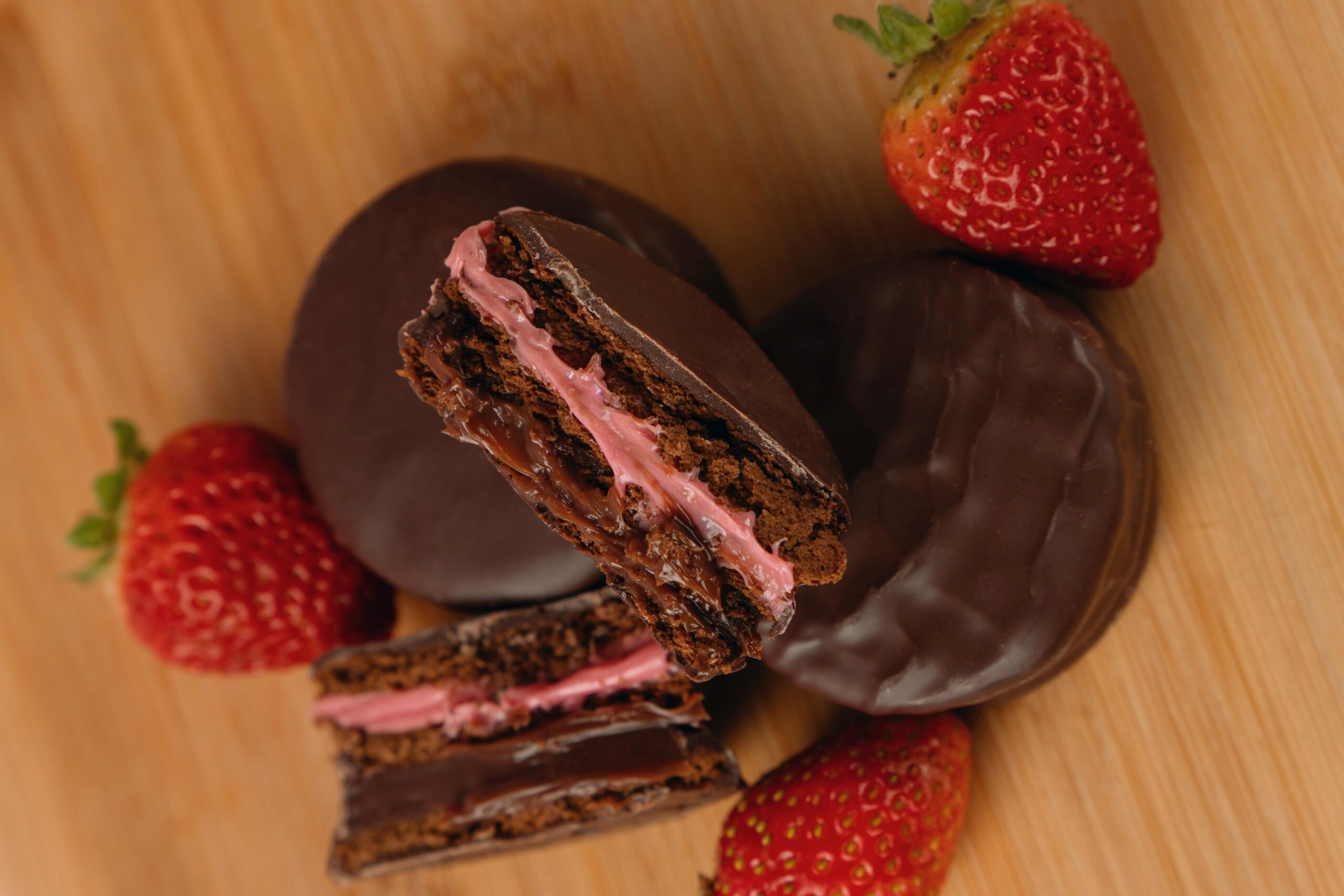 Alfajor Mousse de Morango & Chocolate da Doces Boa Vista chega ao mercado