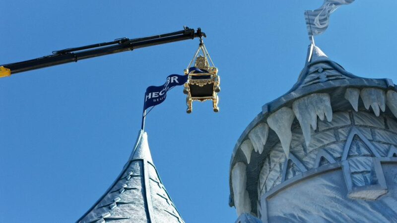 Os tronos de ouro do Castelo de Gelo chegam a Gramado
